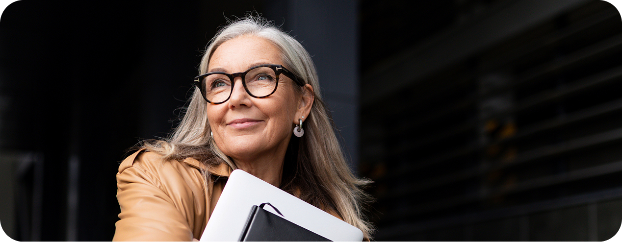 femme-regardant-vers-la-gauche